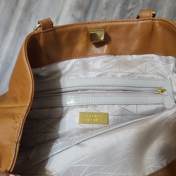 Badgley Mischka Tan with Gold Accent Bag - Picture 5 of 9